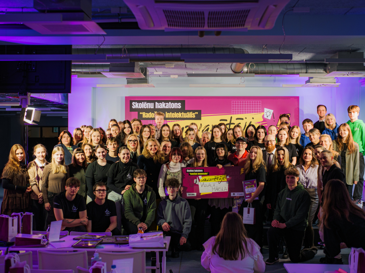 Kopbilde ar visiem Hakatona dalībniekiem