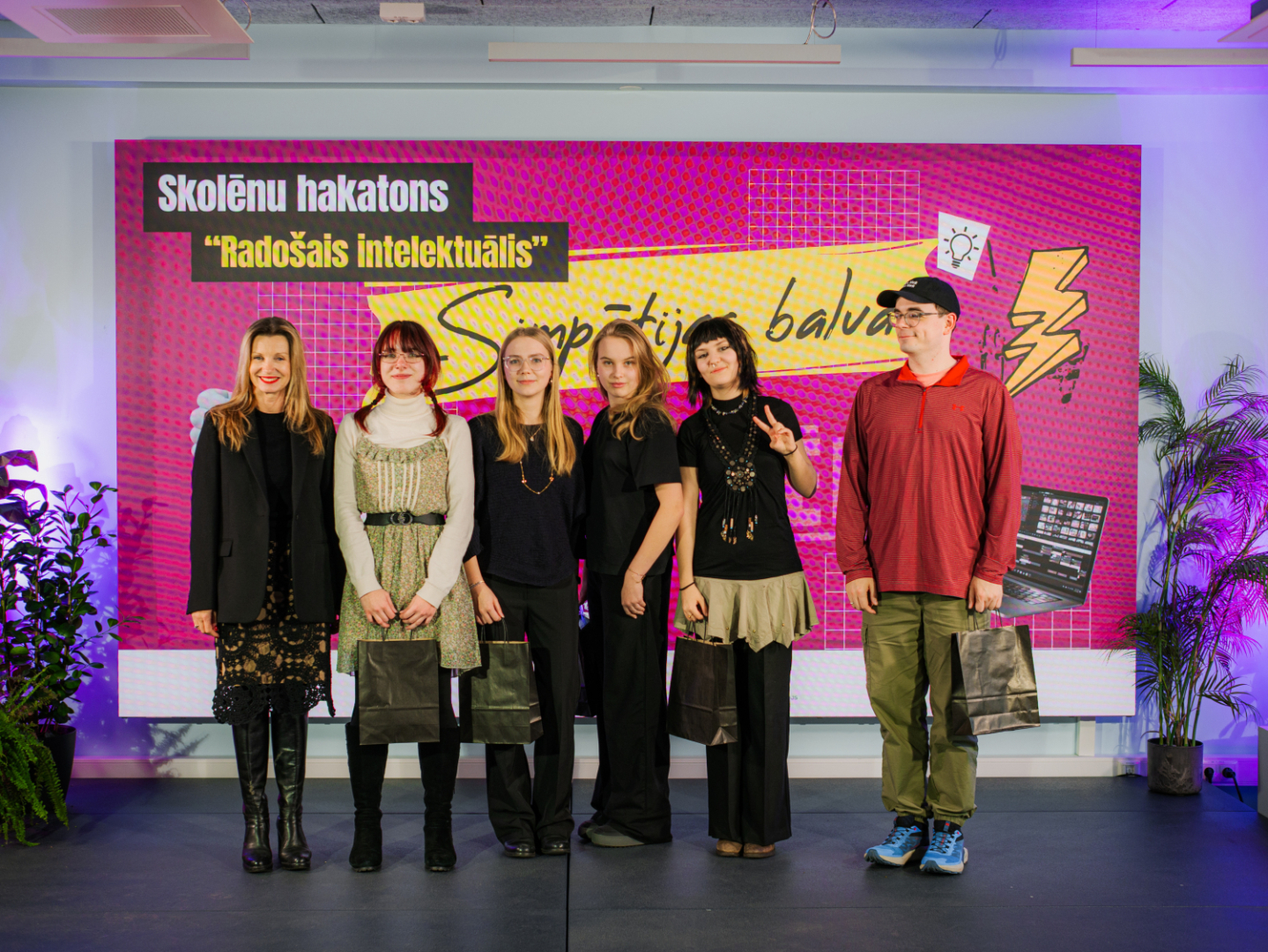 Latvijas Dizaina centra vadītāja D. Danosa un komanda "Vizuālā māksla"