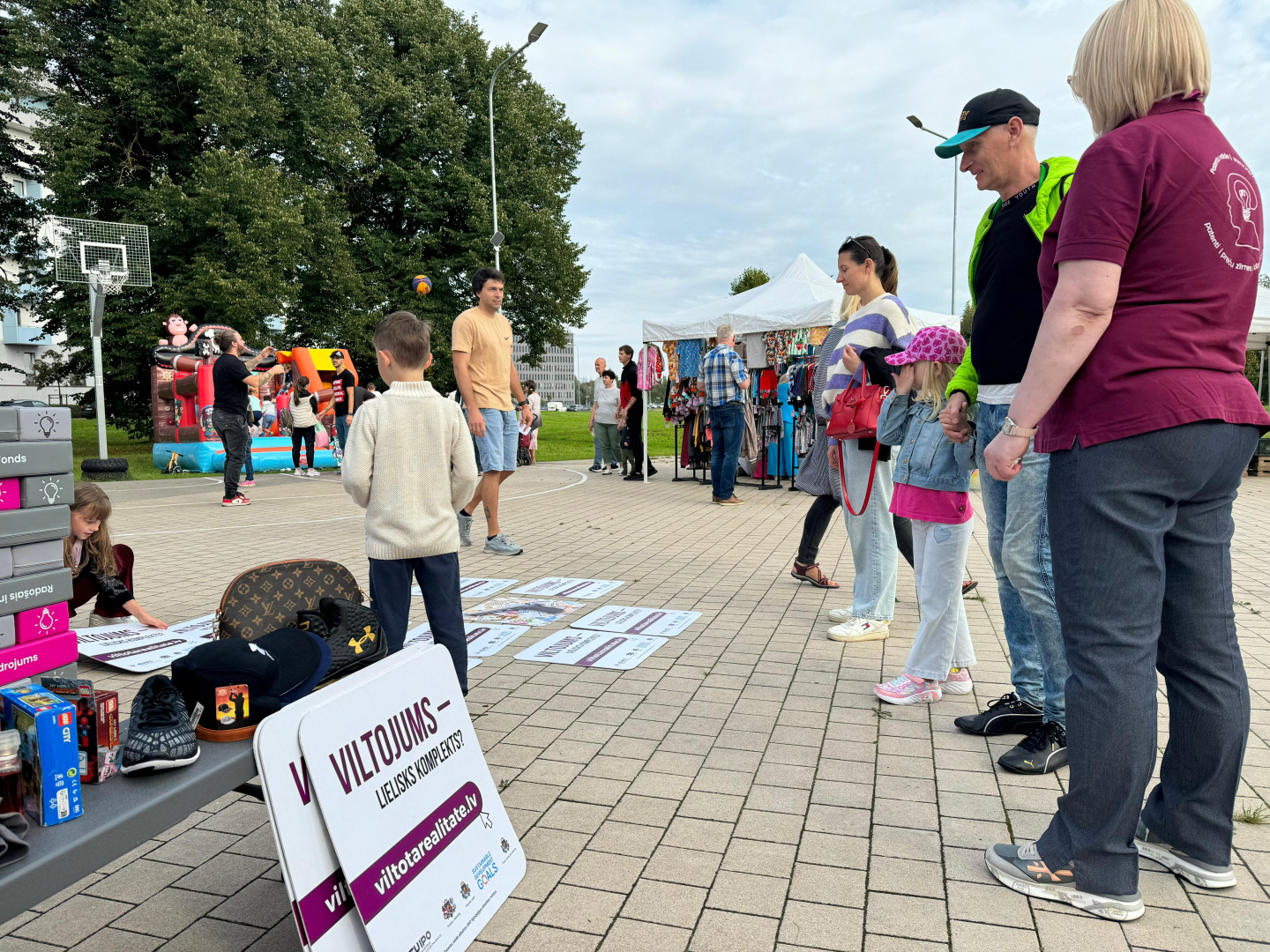 Apmeklētāji un viltojumu atmiņas spēle
