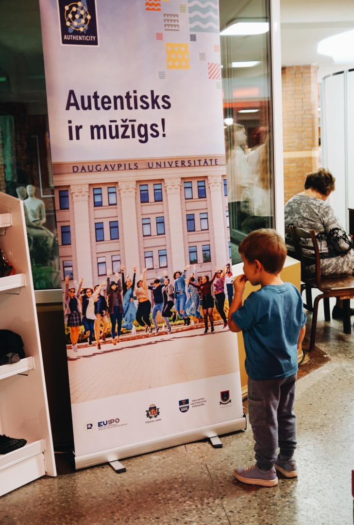 Apmeklētājs skatās uz Authenticity baneri