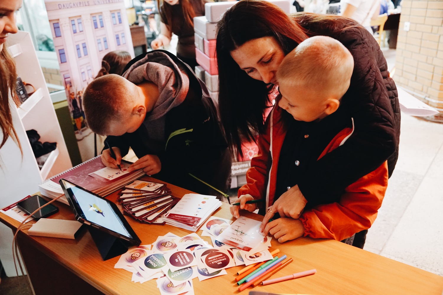 Apmeklētāji aizpildot darba lapas