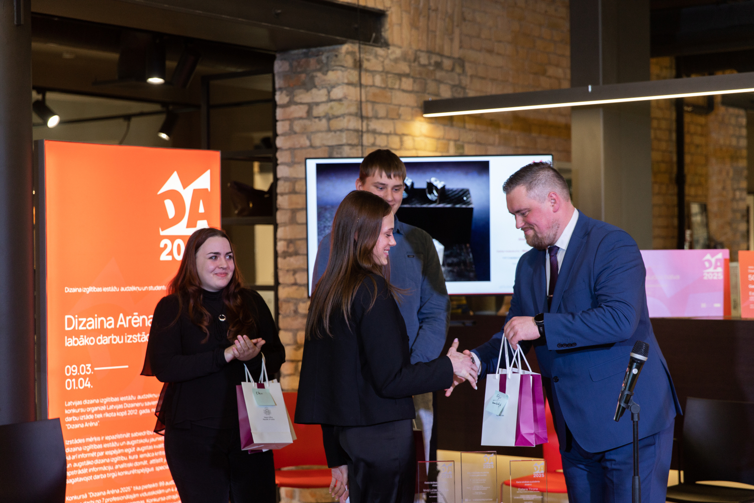 Patentu valdes direktora vietnieks Ē.Rēķis pasniedz balvu Lietu dizains skolas 2.vietas ieguvējai A.Gūtmanei