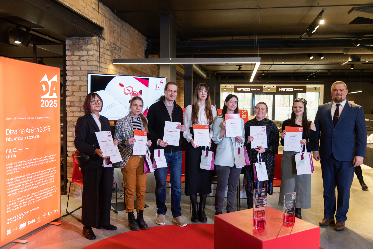 Patentu valdes direktora vietnieks Ē.Rēķis un Saziņas dizaina skolas kategorijas laureāti