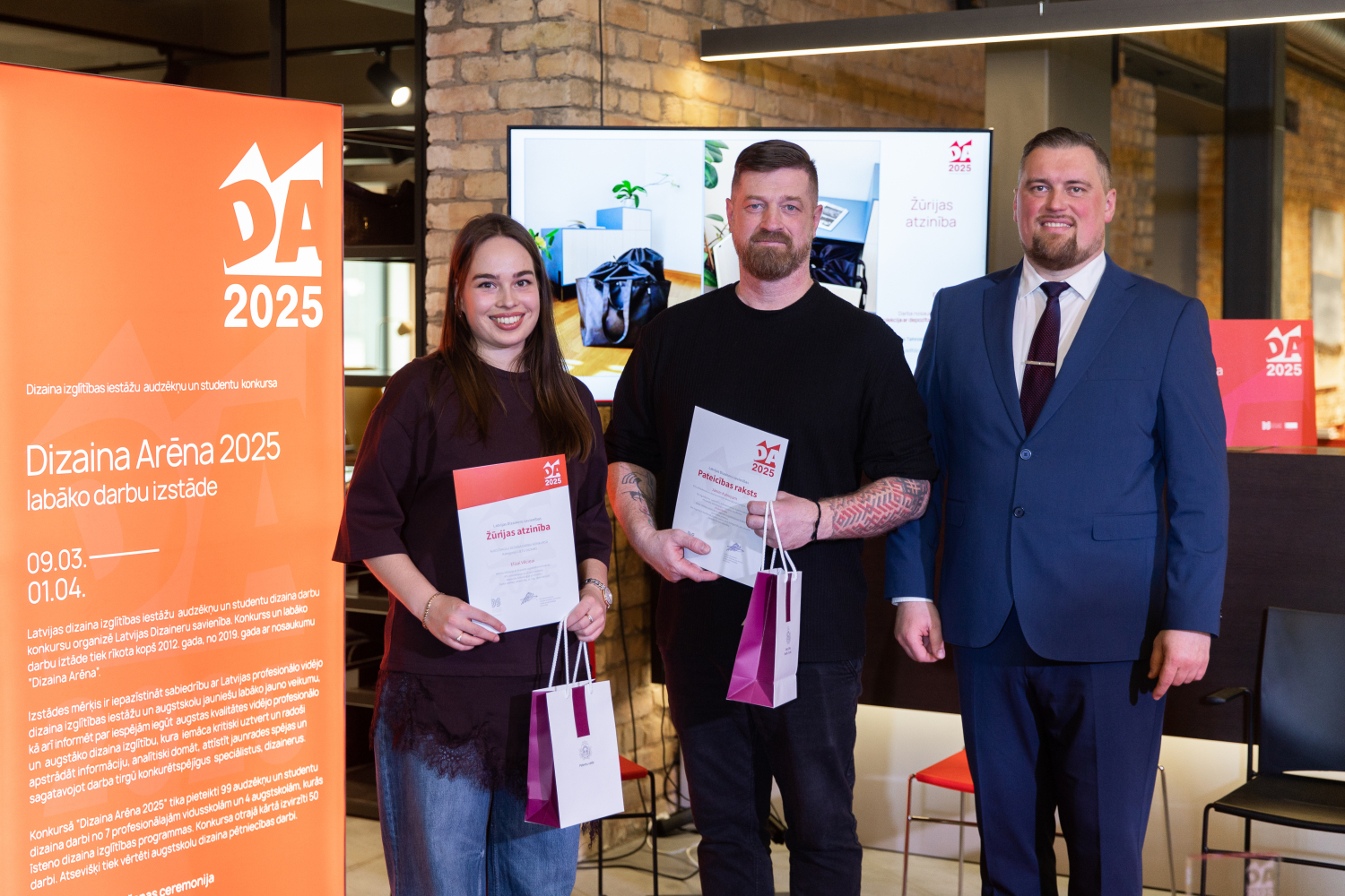 Patentu valdes direktora vietnieks Ē.Rēķis un Lietu dizaina Augstskolas kategorijas žūrijas atzinības saņēmēja E.Vilciņa, darba vadītājs lektors J.Kalniņš