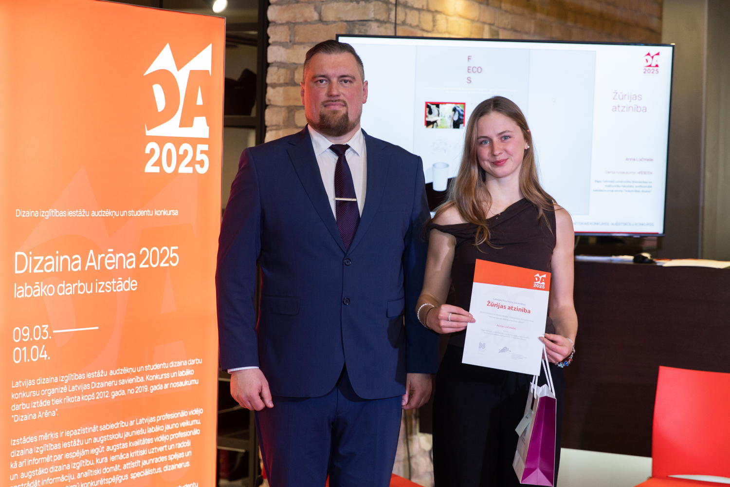 Patentu valdes direktora vietnieks Ē.Rēķis un žūrijas atzinības ieguvēja A.Ločmele