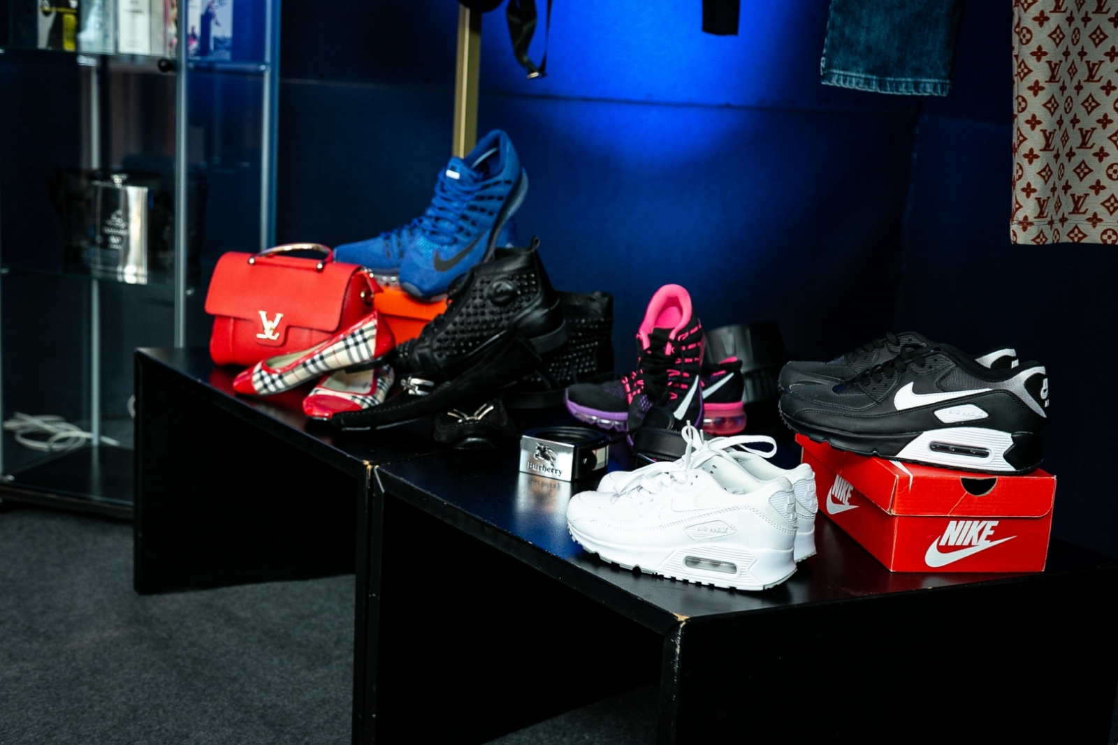 "Viltojumu veikals" kampaņas atklāšanā - sporta apavi un somas