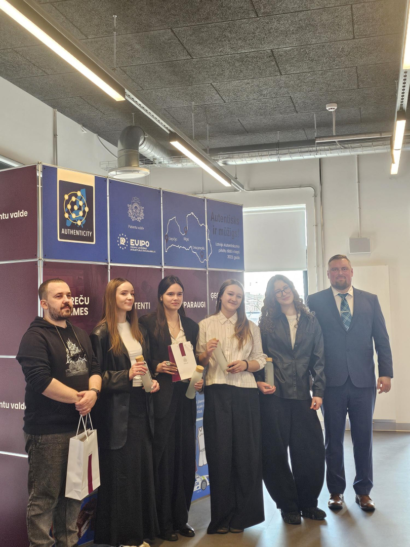 Ē.Rēķis pasniedz balvu 3. vietas komandai “Spēļu boss”