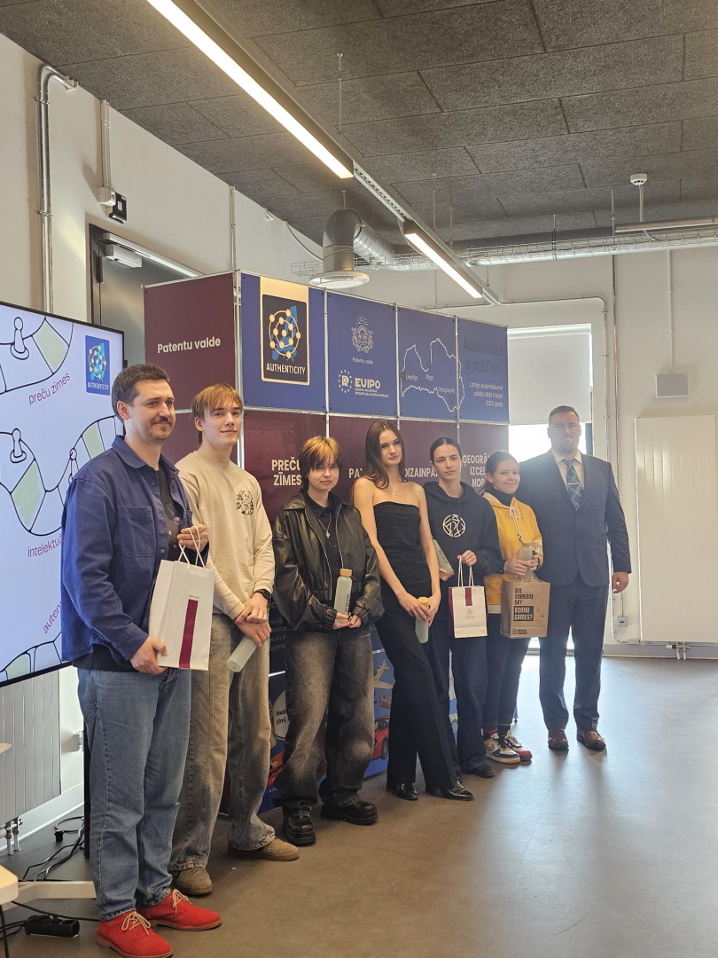 Ē.Rēķis pasniedz balvu 2. vietas komandai "Kustoņi"