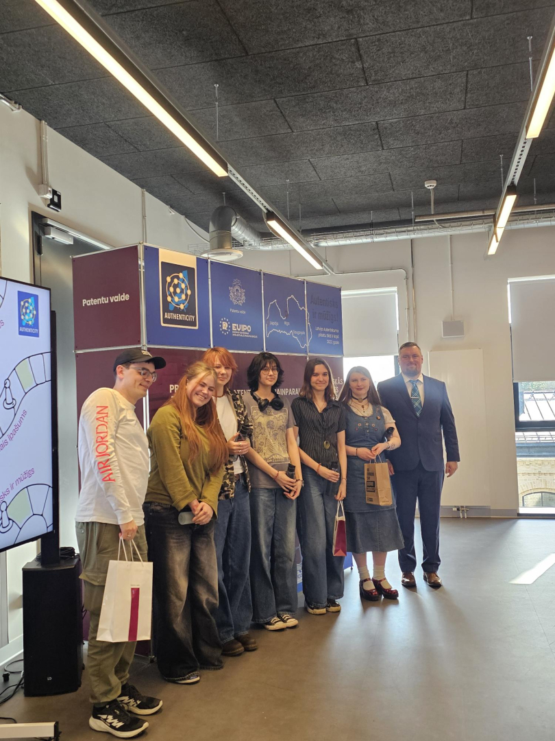 Ē.Rēķis pasniedz balvu 1. vietas komandai “Sārtie marcipāni”