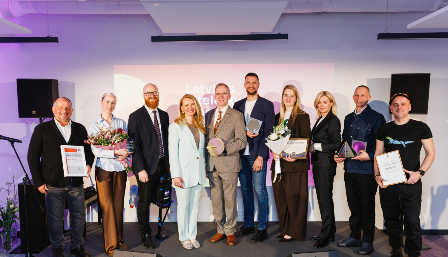 Laureāti un Patentu valdes direktors A. Batalauskis, tieslietu ministre I. Lībiņa-Egnere