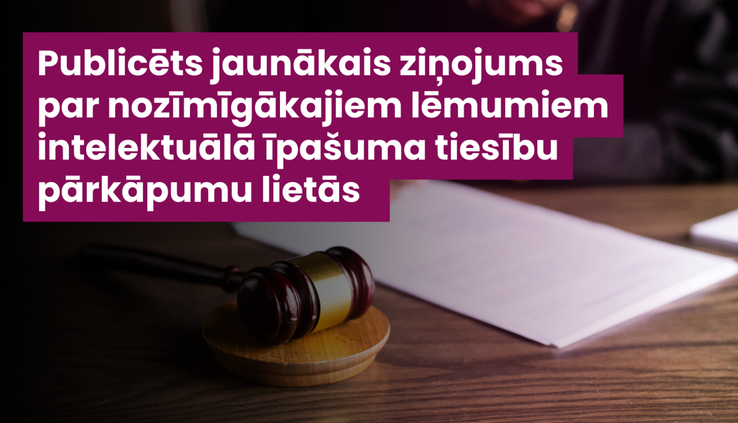 Ilustratīvs attēls ar tiesu āmuri uz galda