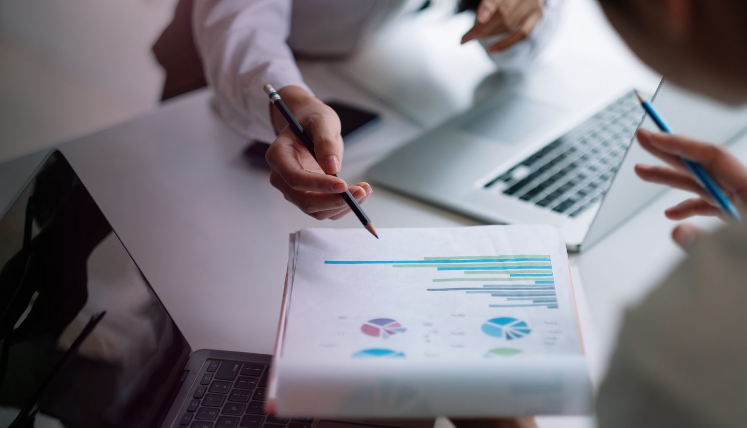 Ilustratīvs attēls ar biroja darba virsmu