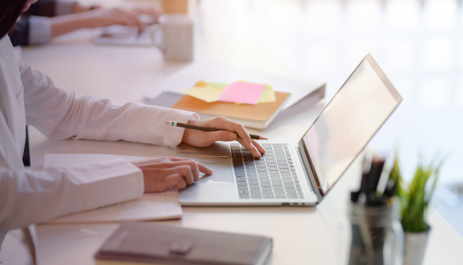 Ilustratīvs attēls ar sievieti un biroja darba virsmu