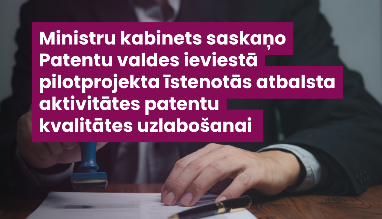 Ilustratīvs attēls ar vīrieti un dokumentiem