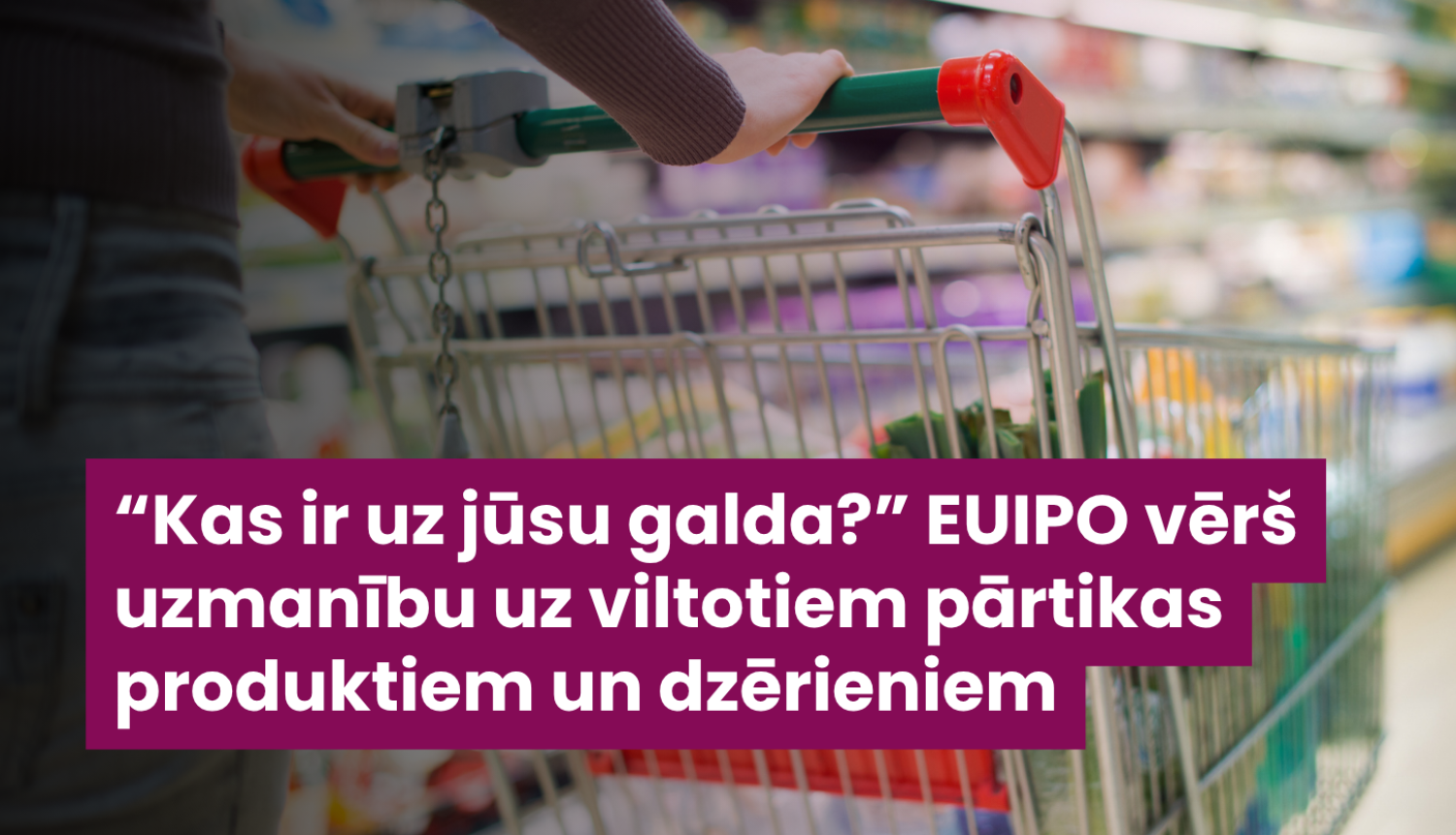 Ilustratīvs attēls ar veikala iepirkuma ratiņiem un precēm fonā