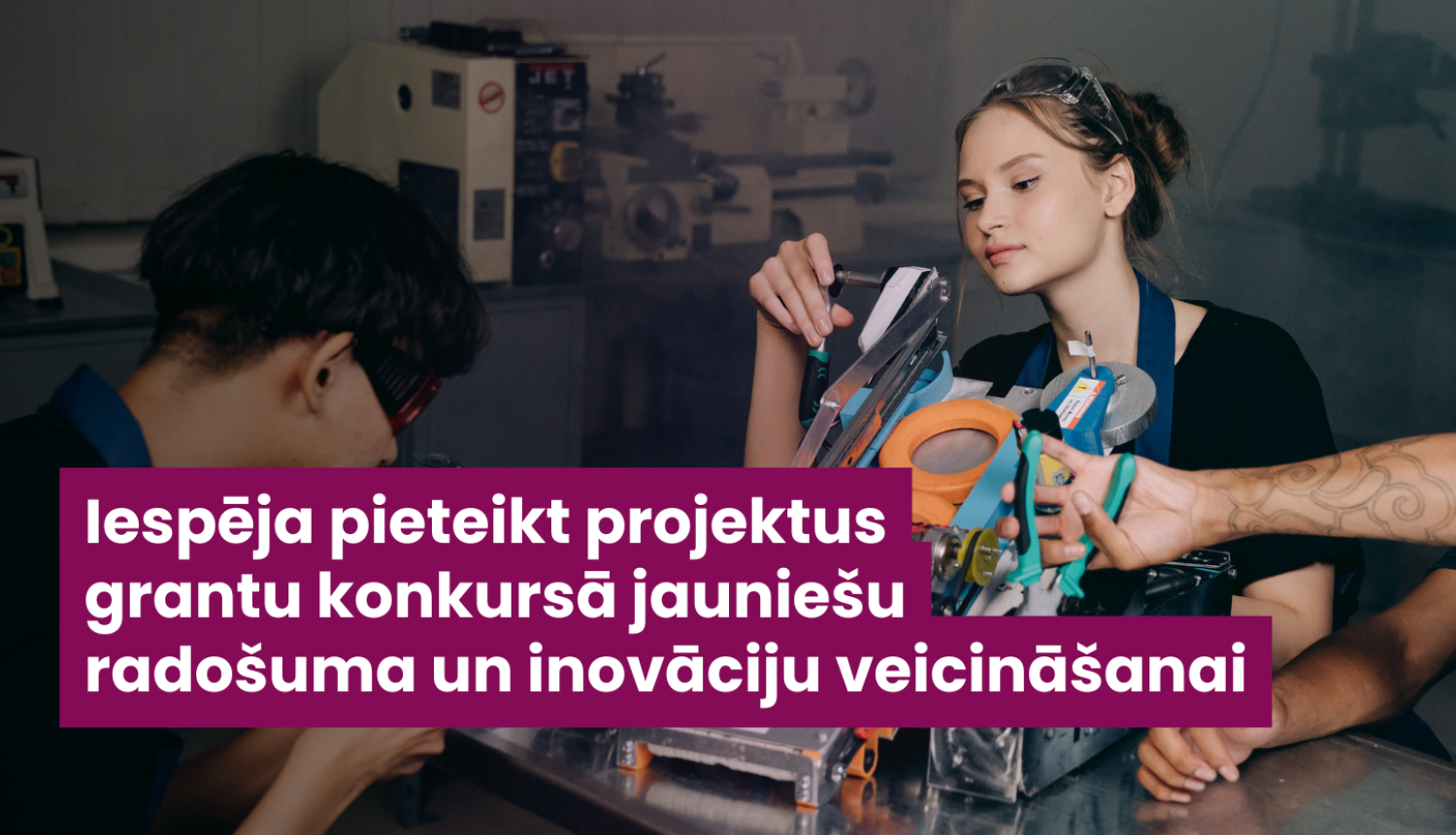 Vizuāls attēls ziņai, jaunieši fonā rada jaunus, tehniskus izgudrojumus