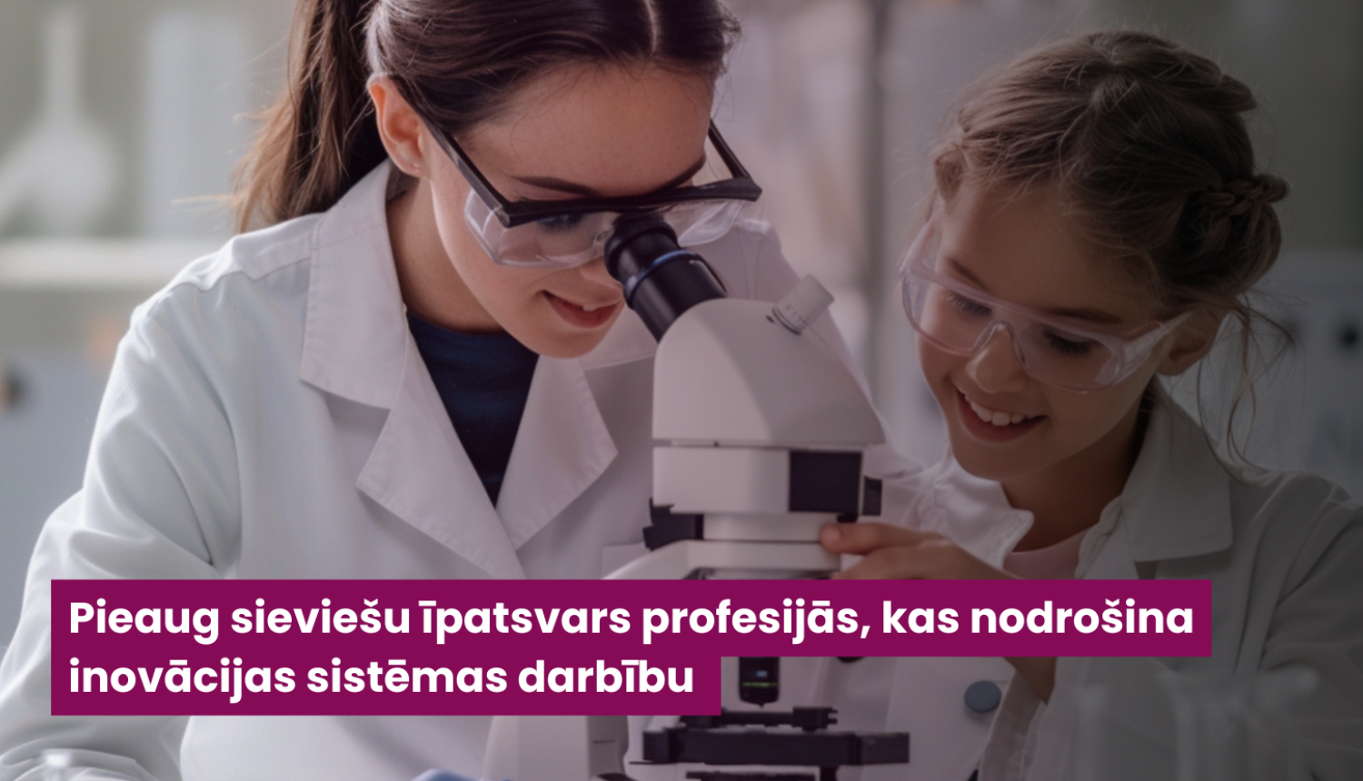 Sieviete, kas skatās mikroskopā