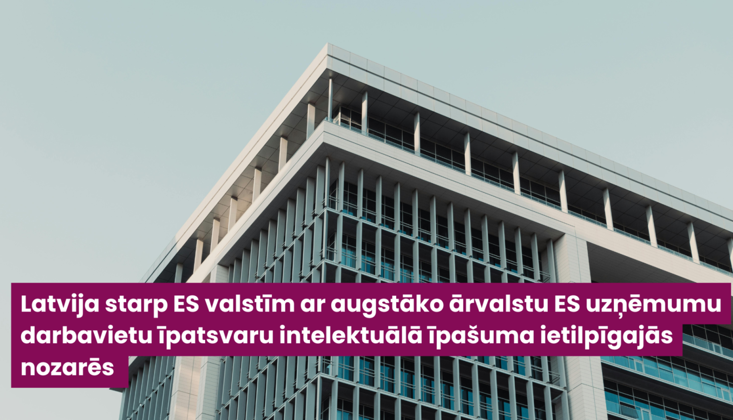 Biroja ēka ar ziņas virsrakstu