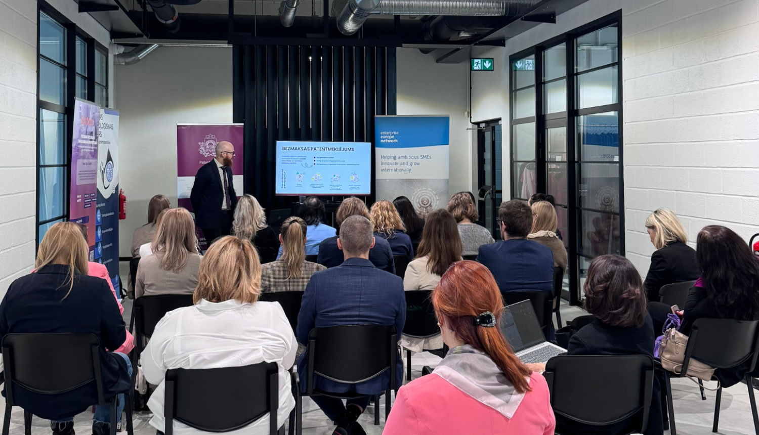 Patentu valdes direktors A.Batalauskis un pasākuma "Burgers ar zinātnieku" dalībnieki