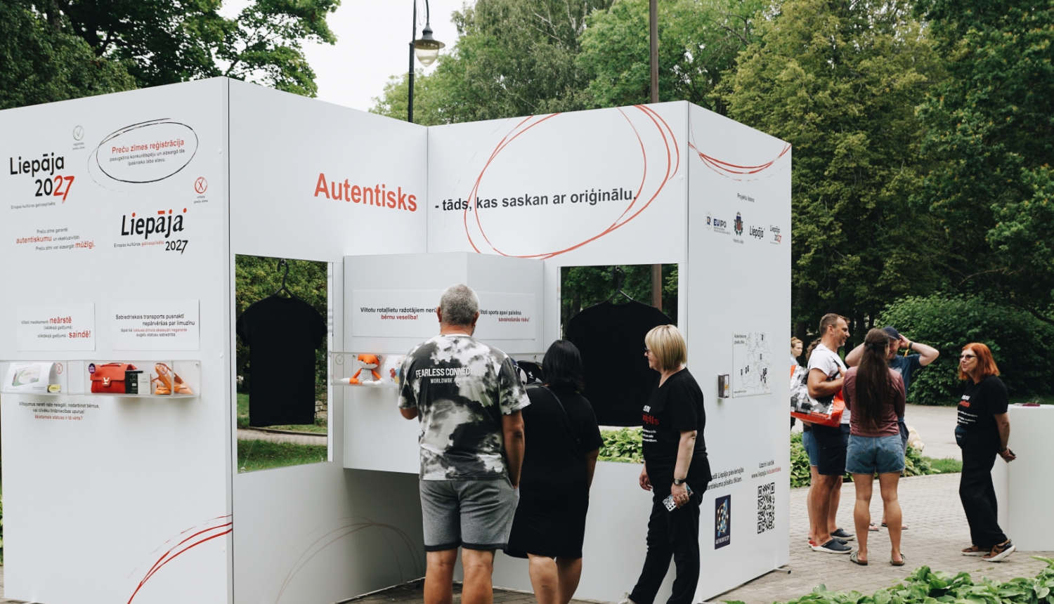 Bilde ziņai - Liepājā festivāla "Summer Sound" apmeklētāji atzinīgi novērtē viltojumu tēmas aktualizēšanu 