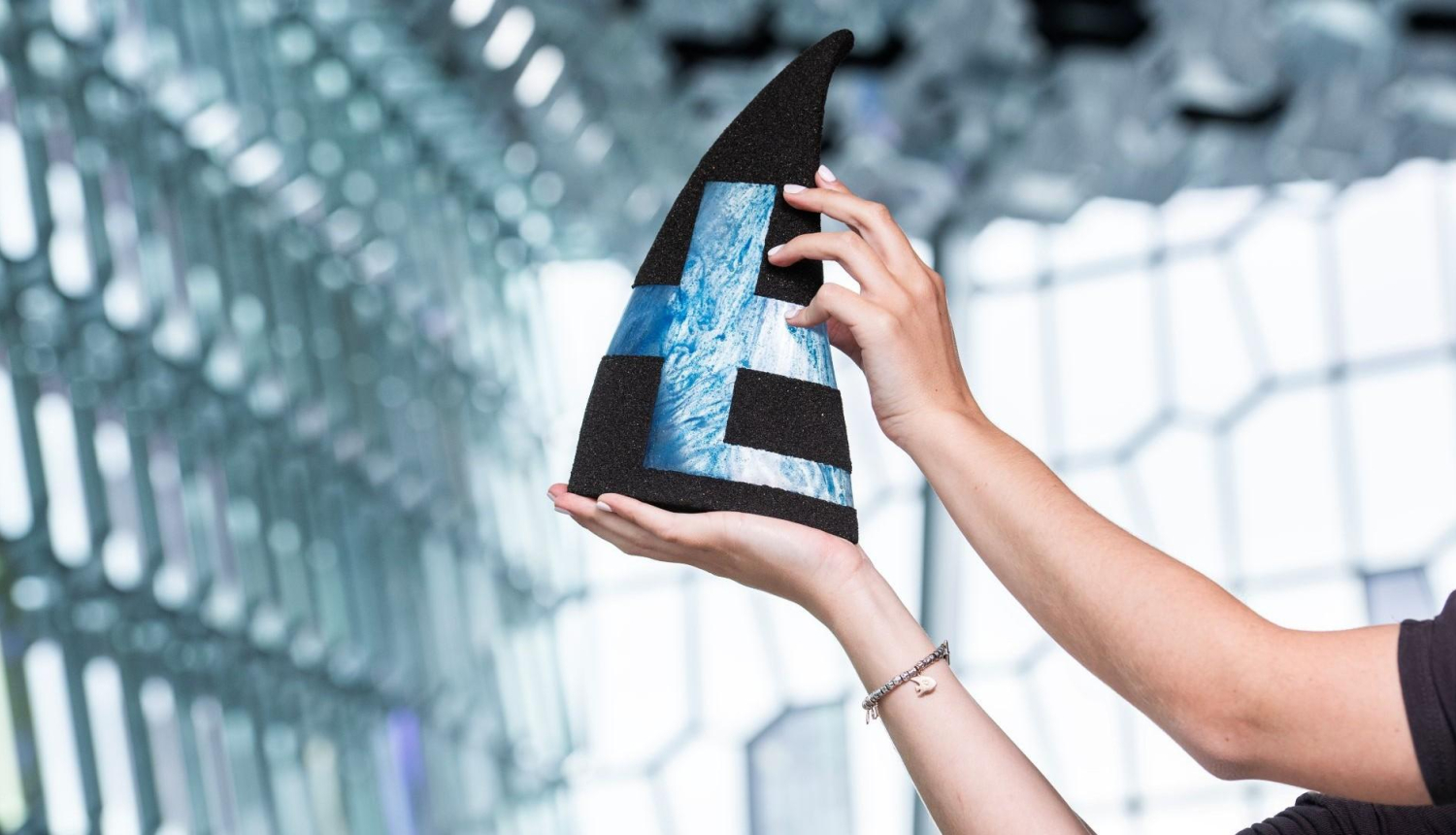 Eiropas Patentu iestādes izgudrotāju balva no metāla un stikla, kas tiek turēta rokās