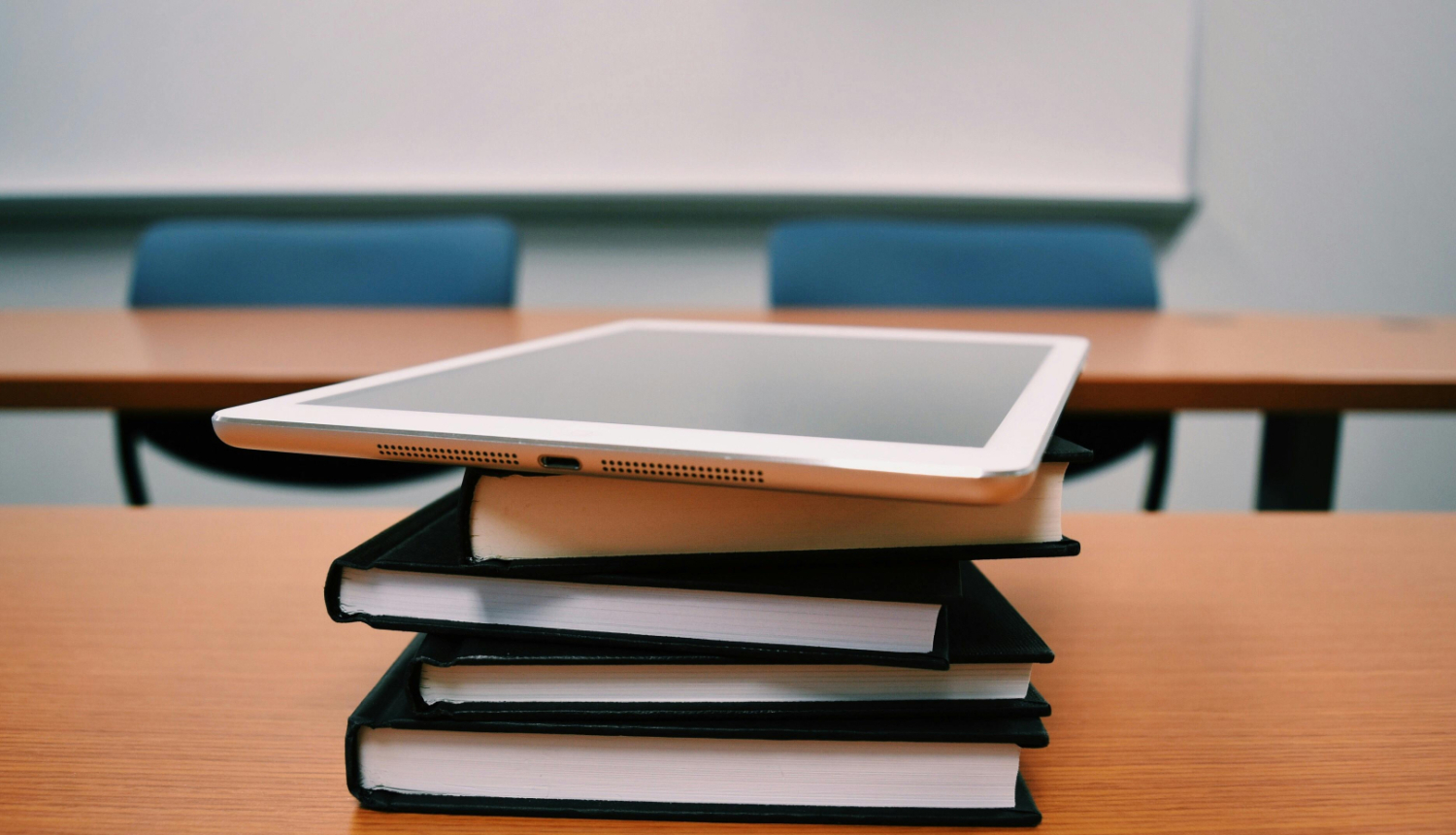 Grāmatas, tāfele, planšete