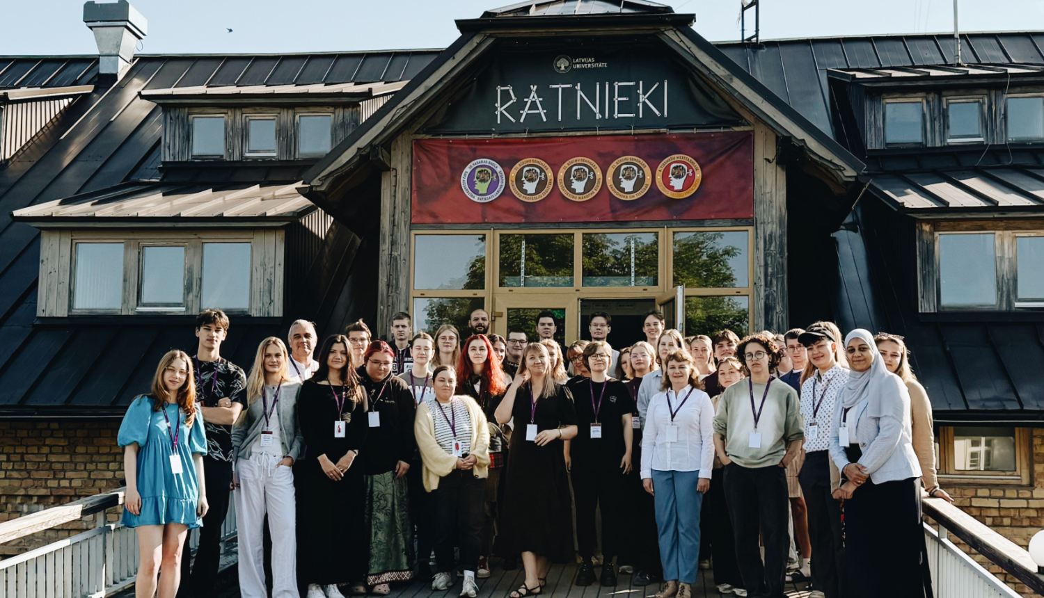 Jauniešu semināra dalībnieku un ekspertu kopbilde.