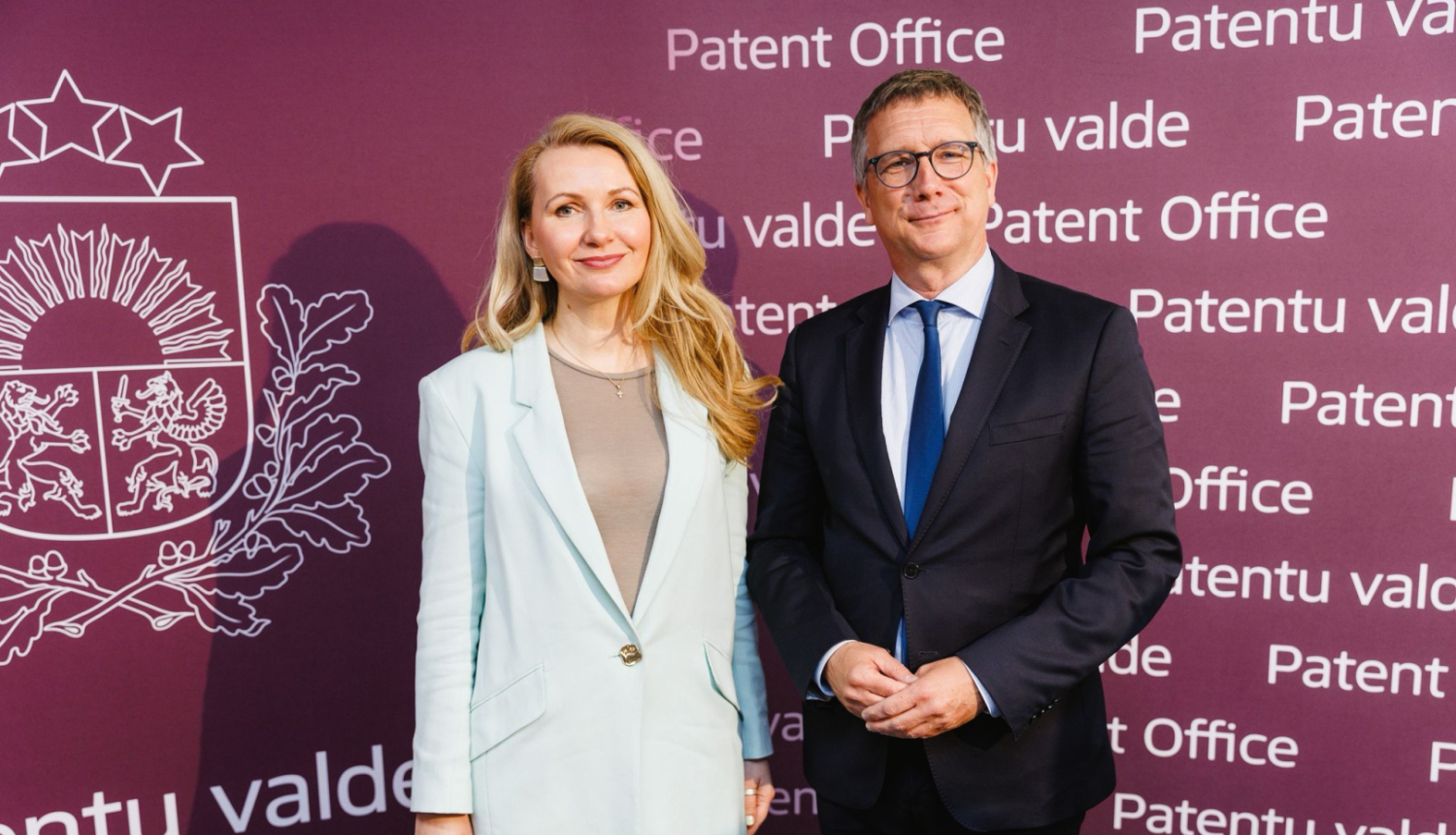 Tieslietu ministre Inese Lībiņa Egnere un EUIPO apelācija padommju prezidents Svens Sturman oficiālājā fotogrāfijā pie Patentu valdes bannera