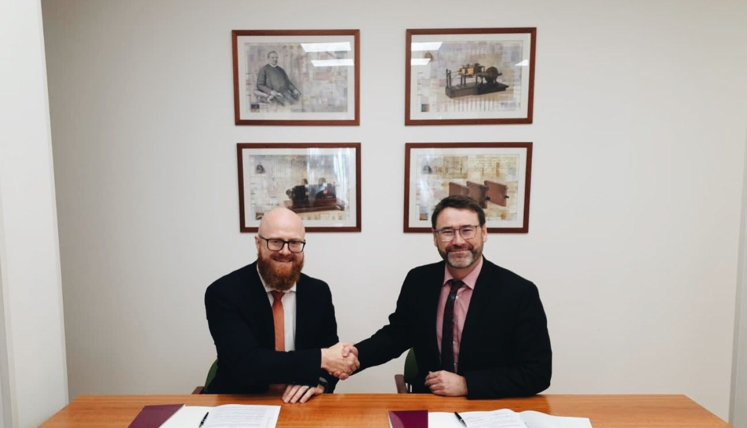 Patentu valdes direktors Agris Batalauskis un Īrijas intelektuālā īpašuma biroja direktors James Kellly paspiež viens otram rokas.