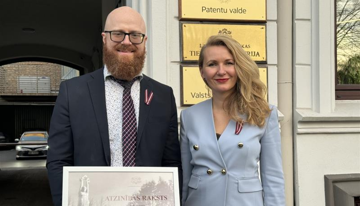 Tieslietu ministre pasniedz Atzinības rakstu