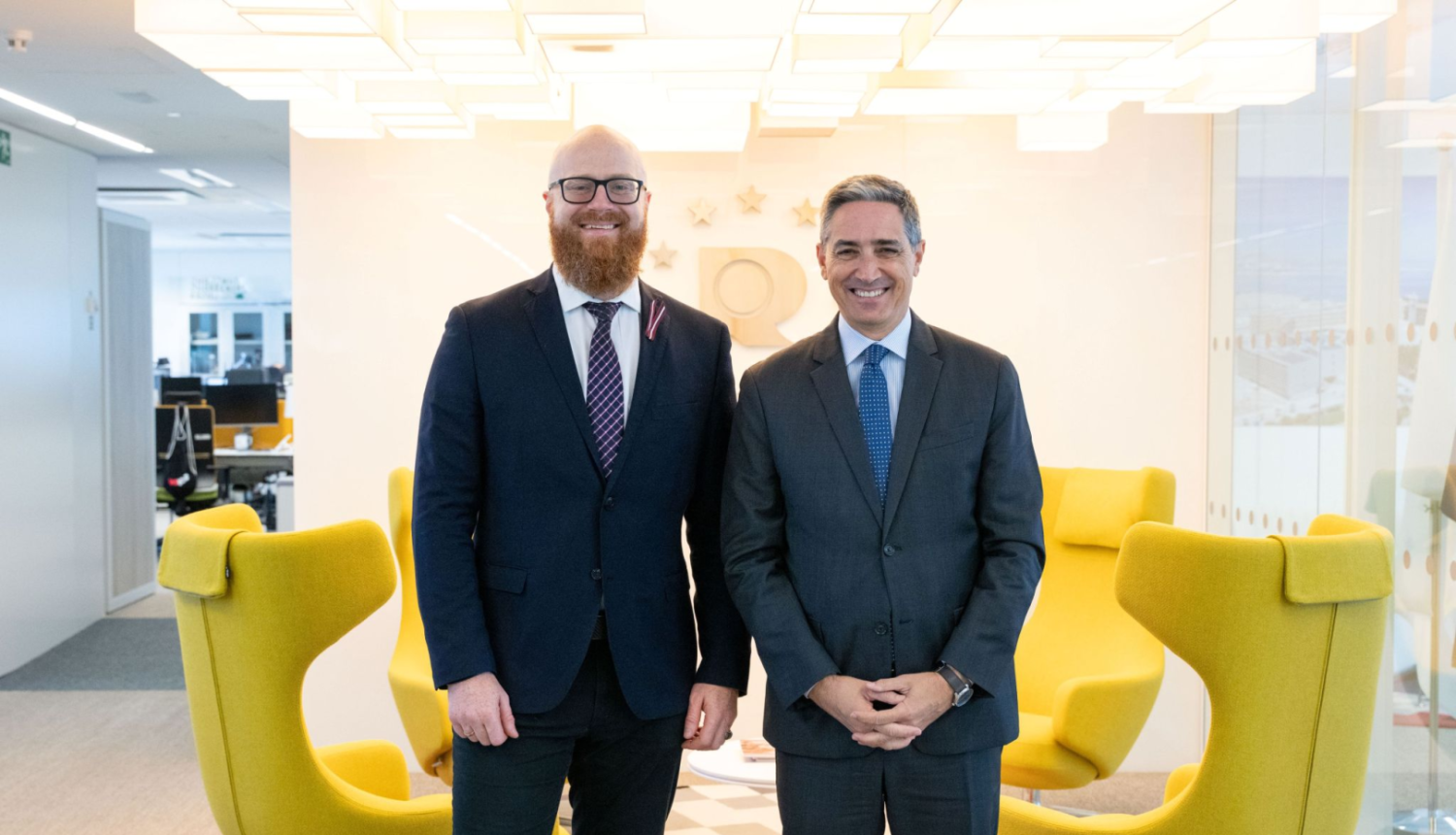 Patentu valdes direktors Agris Batalauskis un Eiropas Savienības Intelektuālā īpašuma biroja izpilddirektors Joao Negrao stāv fotogrāfijas centrā viens otram blakus.