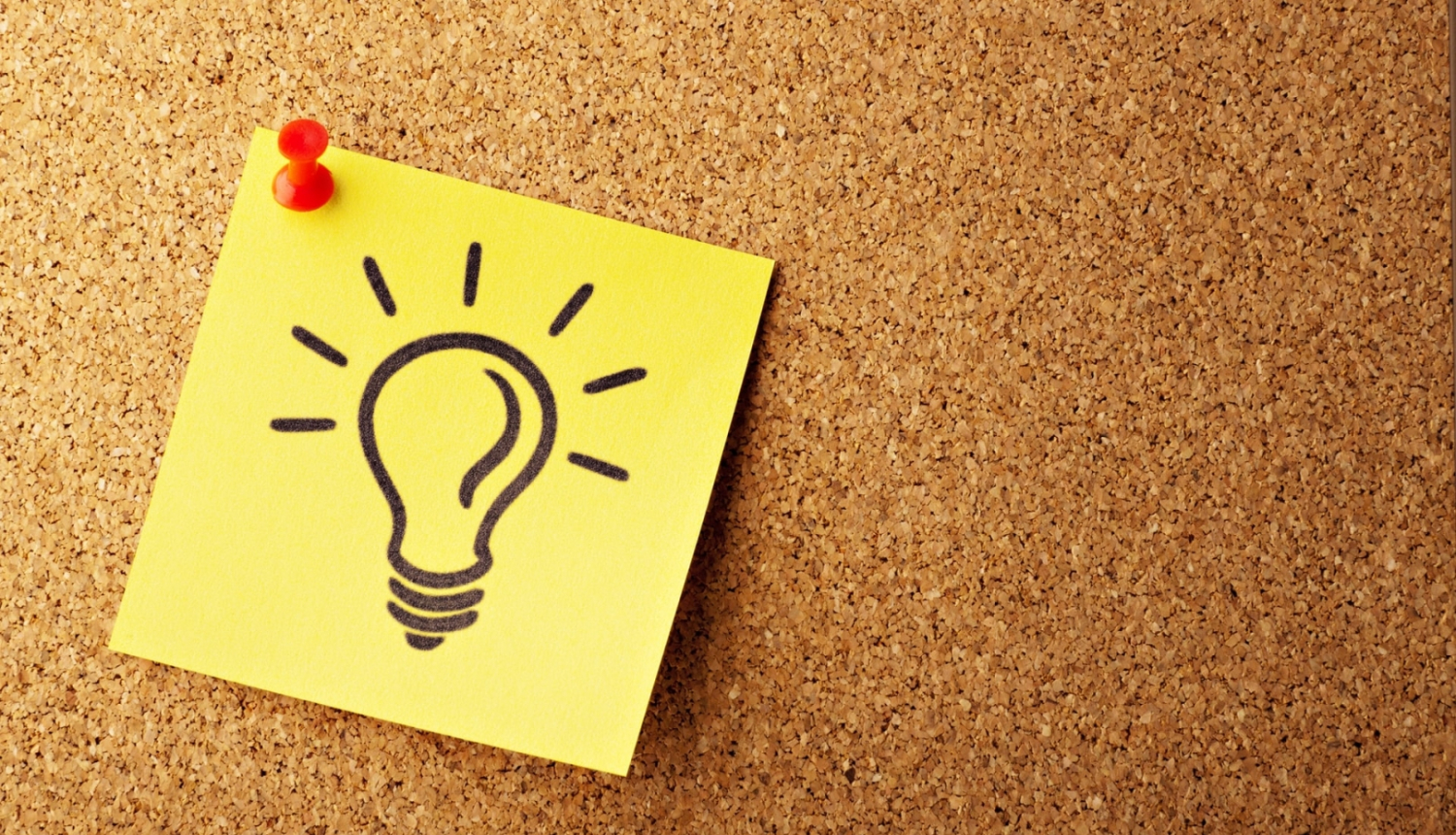 spuldzīte uz līmlapiņas pie korķa tāfeles