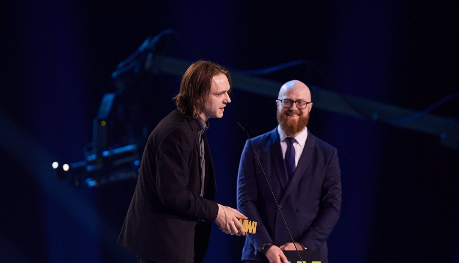 Patentu valdes  direktors Agris Batalauskis pasniedz balvu Iļjam Krūmiņam no Gamechanger