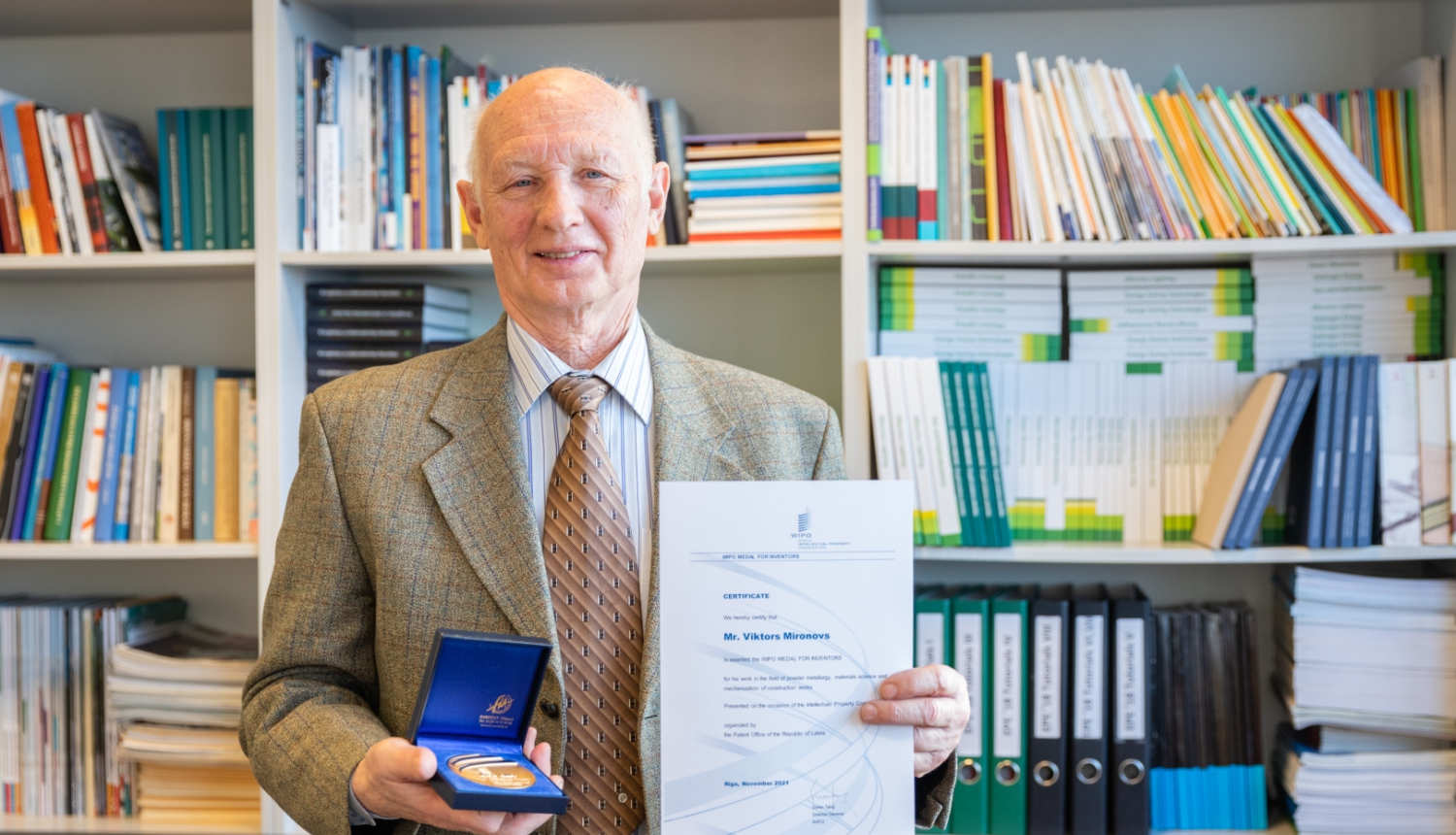 Viktors Mironovs ar WIPO apbalvojumu - medaļu un sertifikātu