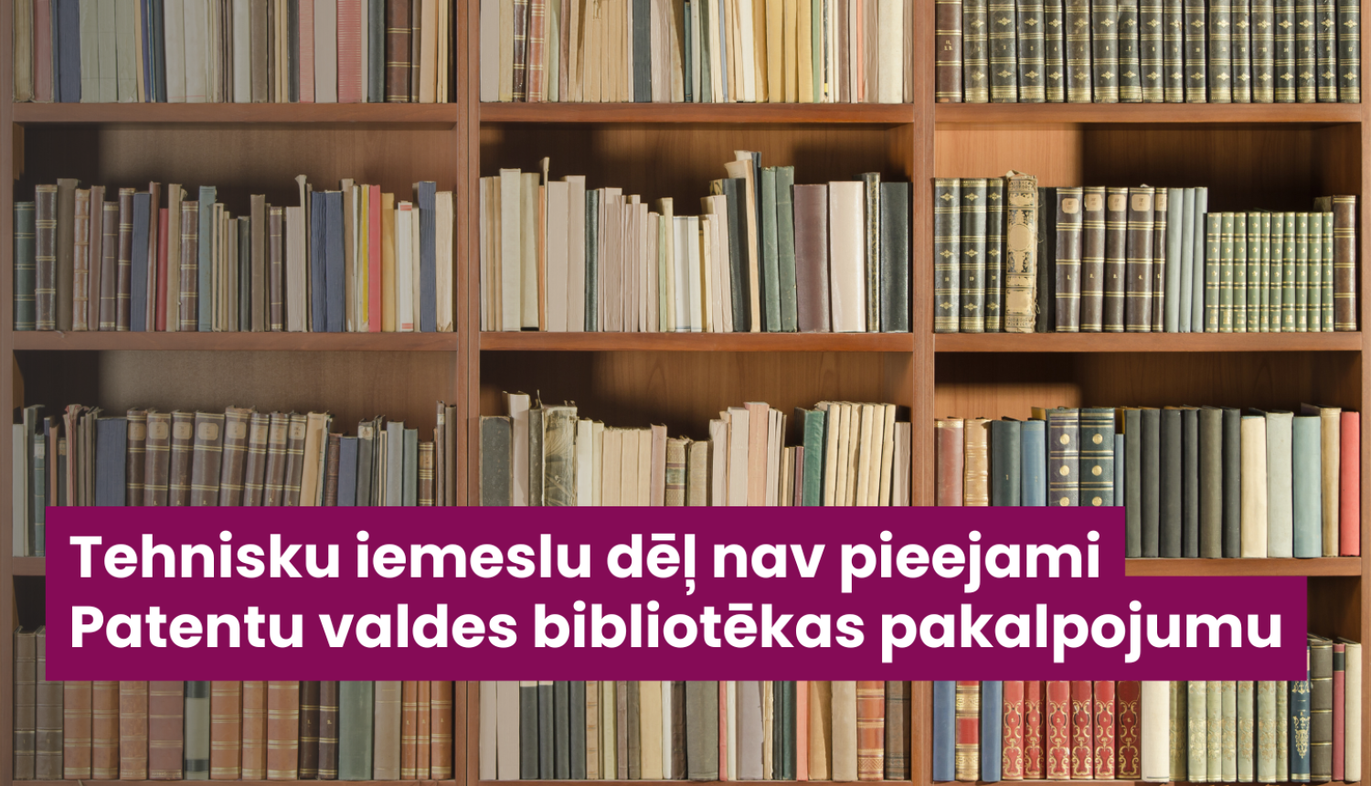 bibliotēkas grāmatu plaukti, kas piepildīti pilni, informējo par bibliotēkas pakalpojumu pieejamību