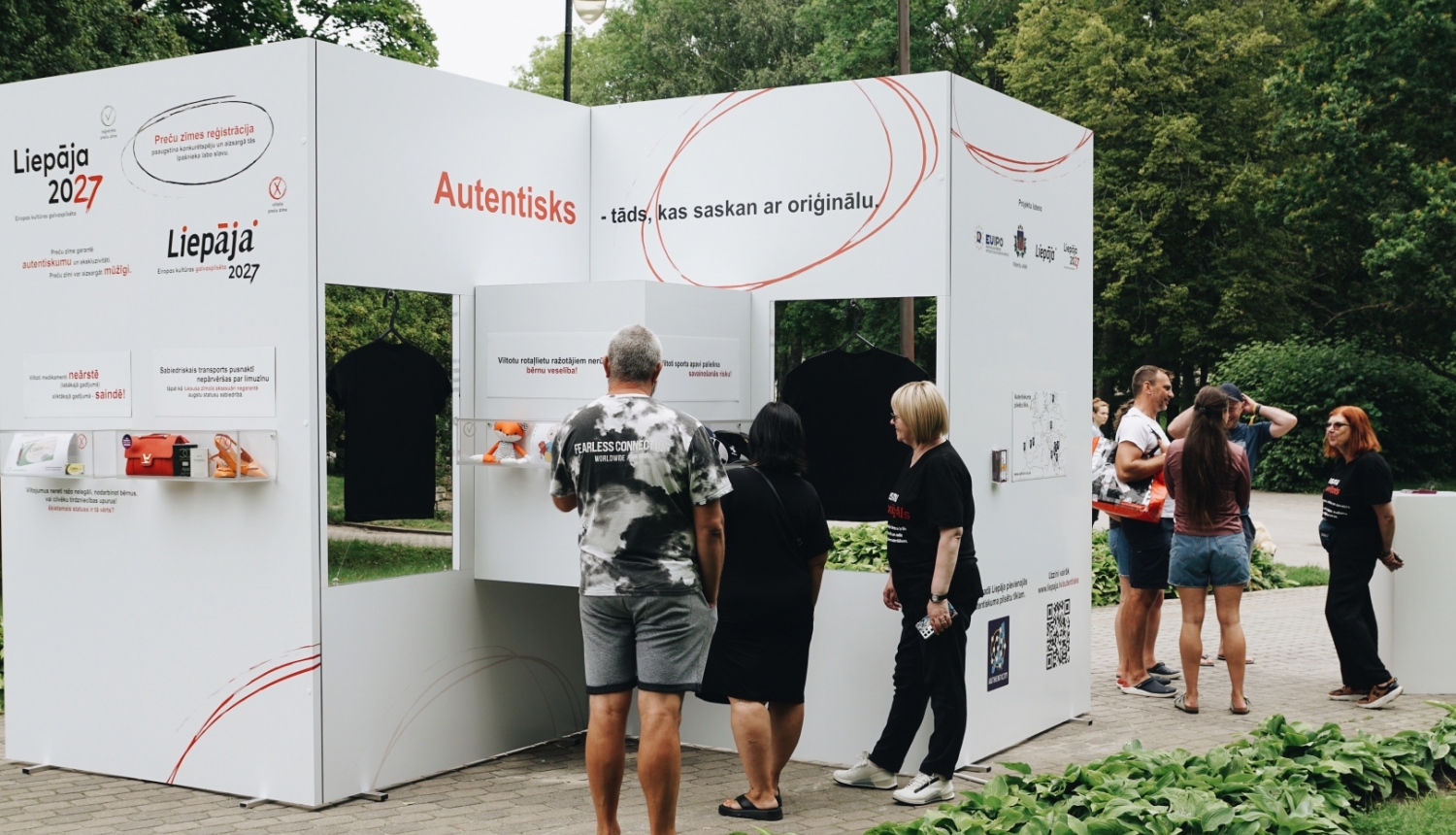 Bilde ziņai - Liepājā festivāla "Summer Sound" apmeklētāji atzinīgi novērtē viltojumu tēmas aktualizēšanu 