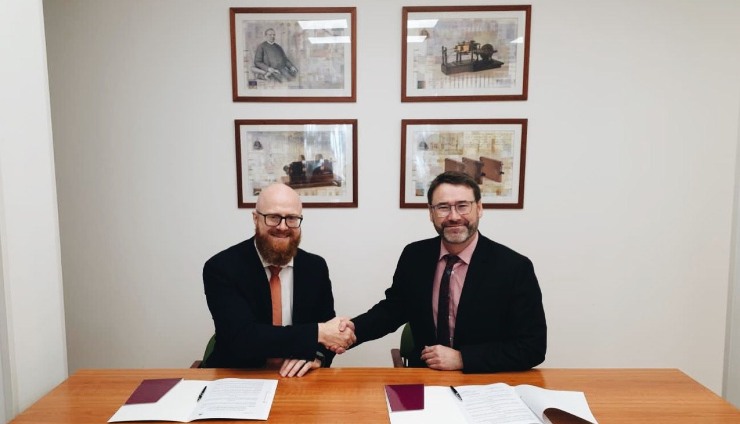 Patentu valdes direktors Agris Batalauskis un Īrijas intelektuālā īpašuma biroja direktors James Kellly paspiež viens otram rokas.
