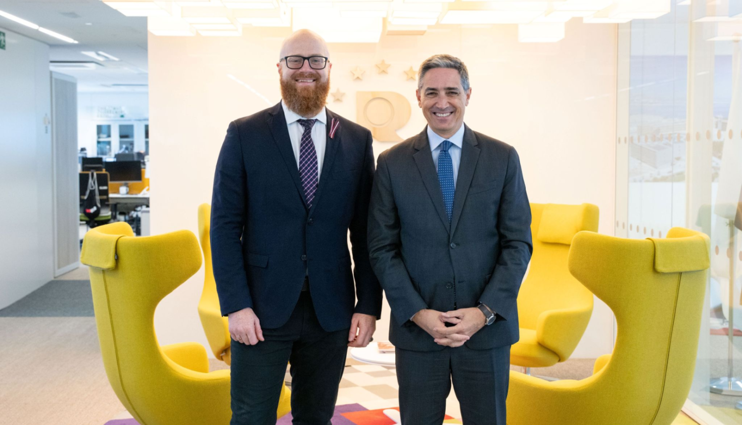 Patentu valdes direktors Agris Batalauskis un Eiropas Savienības Intelektuālā īpašuma biroja izpilddirektors Joao Negrao stāv fotogrāfijas centrā viens otram blakus.