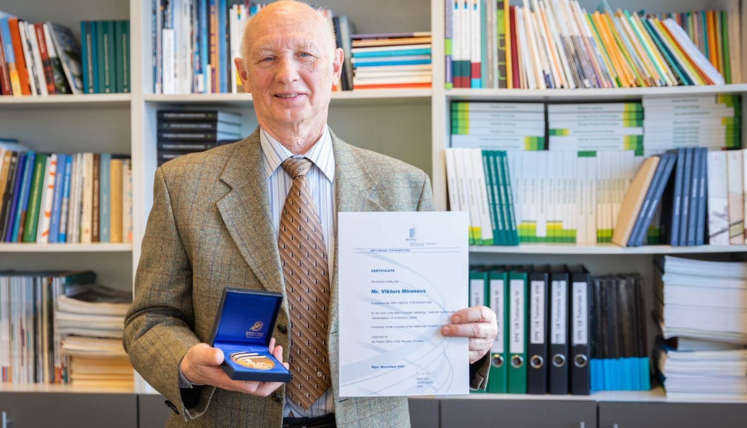 Viktors Mironovs ar WIPO apbalvojumu - medaļu un sertifikātu