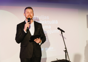 Pasākuma moderators Artis Ozoliņš