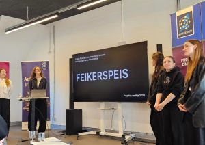 Komanda “Spēļu Boss” prezentējot savu spēli