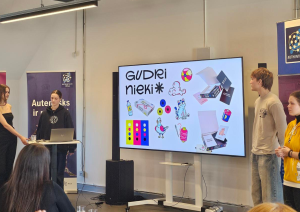 Komanda “Kustoņi” prezentējot savu spēli