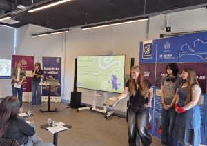 Komanda “Sārtie marcipāni” prezentējot savu spēli